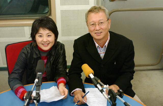 개그맨 전유성이 2003년 11월 MBC 지금은 라디오시대에 출연하고 있다. 한국일보 자료 사진