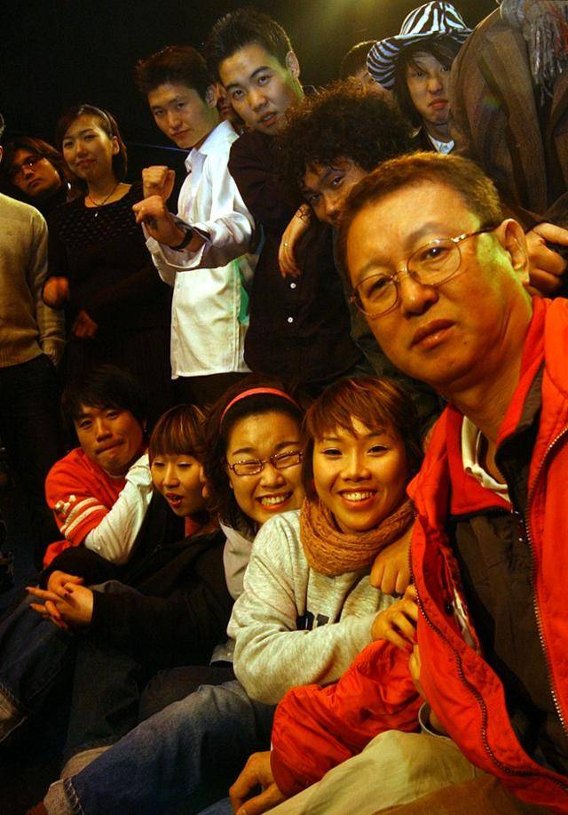 2003년 2월 18일 개그맨 전유성이 '문화발전소-전유성과 코미디시장'에 출연 중인 개그맨 후배들과 사진 취재에 응하고 있다. 류효진 기자