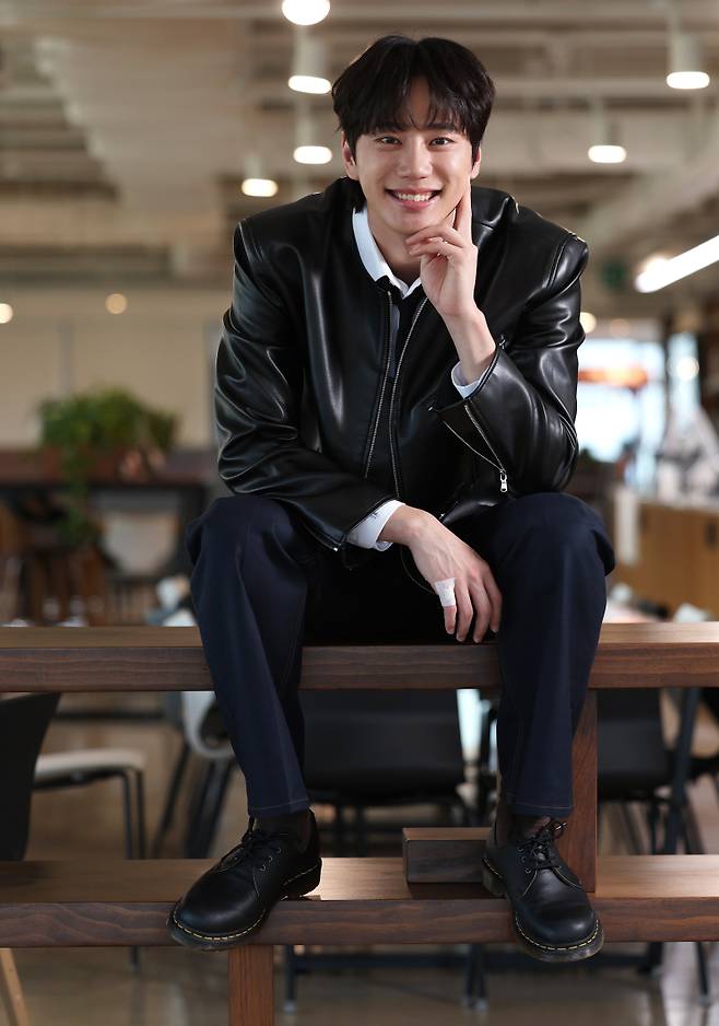 배우 이준영이 18일 오후 서울 중구 KG타워에서 진행된 일간스포츠와의 인터뷰에 앞서 포즈를 취하고 있다. 김민규 기자 mgkim1@