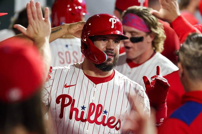 <yonhap photo-2301=""> PHILADELPHIA, PENNSYLVANIA - SEPTEMBER 24: Kyle Schwarber #12 of the Philadelphia Phillies reacts in the dugout after hitting a home run during the third inning against the Miami Marlins at Citizens Bank Park on September 24, 2025 in Philadelphia, Pennsylvania. Isaiah Vazquez/Getty Images/AFP (Photo by Isaiah Vazquez / GETTY IMAGES NORTH AMERICA / Getty Images via AFP)/2025-09-25 08:47:07/ <저작권자 ⓒ 1980-2025 ㈜연합뉴스. 무단 전재 재배포 금지, AI 학습 및 활용 금지></yonhap>