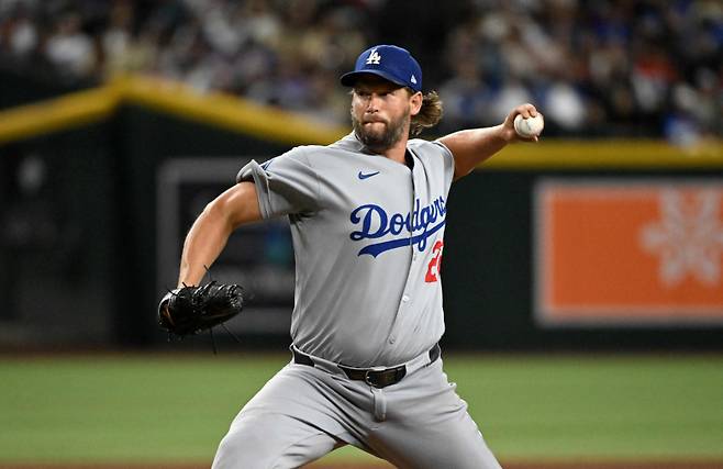 <yonhap photo-3914="">커쇼가 25일(한국시간) 애리조나 원정에서 9회 말 마운드에 올라 역투하고 있다. AFP=연합뉴스</yonhap>