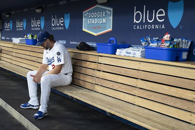 <yonhap photo-2937=""> Los Angeles Dodgers starting pitcher Clayton Kershaw (22) sits in the dugout before a baseball game against the San Francisco Giants in Los Angeles, Friday, Sept. 19, 2025. (AP Photo/Kyusung Gong)/2025-09-20 14:47:56/ <저작권자 ⓒ 1980-2025 ㈜연합뉴스. 무단 전재 재배포 금지, AI 학습 및 활용 금지></yonhap>