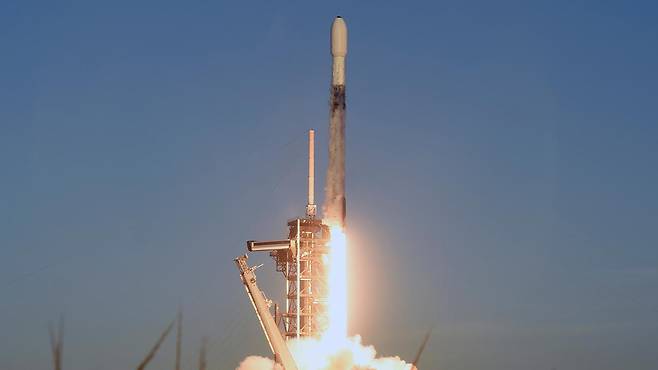 24일 NASA 위성 등 싣고 발사된 스페이스X 팰컨9 로켓