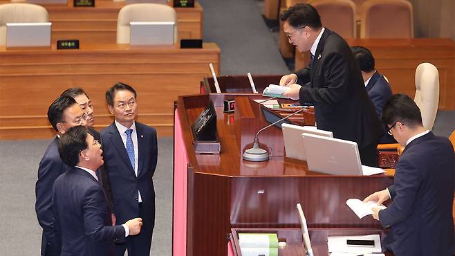 투표수가 명패수보다 한 매가 더 많이 나오자 처리 방식을 놓고 우원식 국회의장과 양당 원내대표단이 논쟁하고 있다