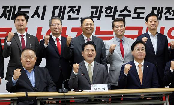 국민의힘 장동혁 대표를 비롯한 당 관계자들이 25일 오전 대전시 동구 삼성동 국민의힘 대전시당에서 열린 현장 최고위원회의에 참석해 기념사진을 찍고 있다.  [사진=연합뉴스]