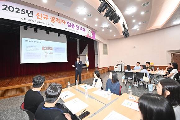 25일 하남시청 본관 대회의실에서 열린 신규 공직자 임용 전 교육에서 공보담당관 소속 이광희 주무관이  보도자료 작성법 강의를 진행하고 있다. [사진=하남시]