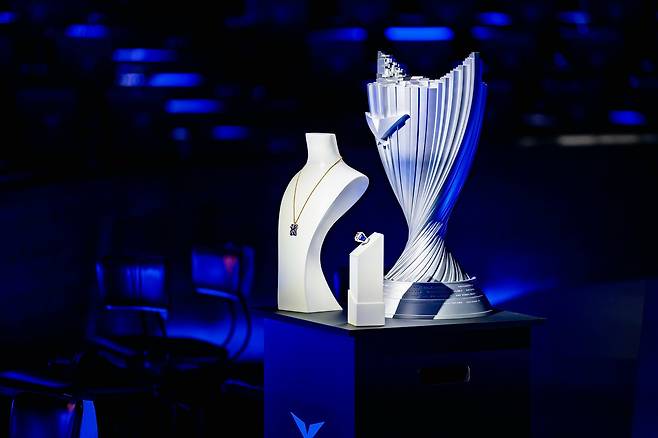 ▲ 2025 LCK 우승 트로피와 목걸이, 반지