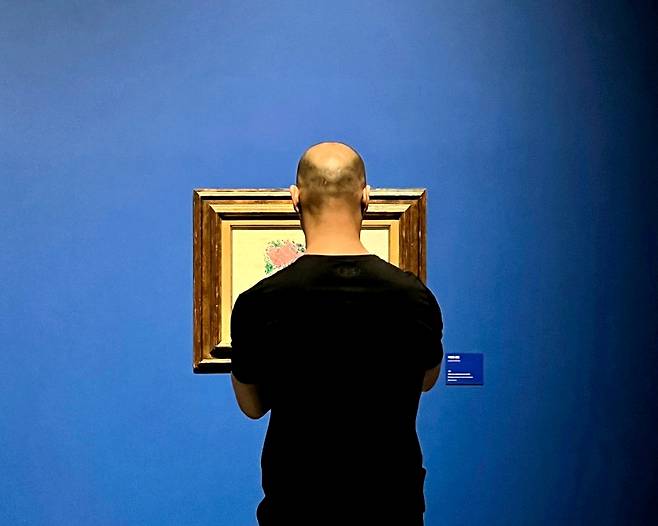 관람객이 샤갈의 작품 앞에 서서 감상하고 있다. (롯데관광개발 제공)