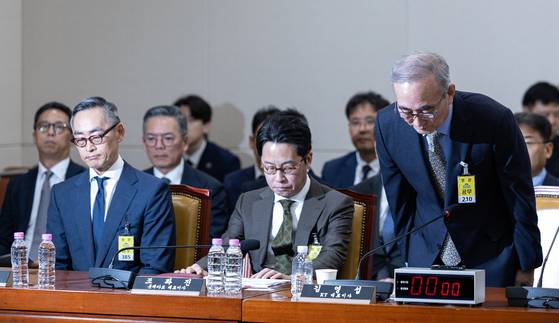 김영섭 KT 대표(오른쪽)가 24일 국회 과방위에서 열린 대규모 해킹사고 관련 청문회에 출석해 고개 숙여 인사하고 있다. 과방위는 조좌진 롯데카드 대표(가운데)도 증인으로 소환했다. [뉴스1]