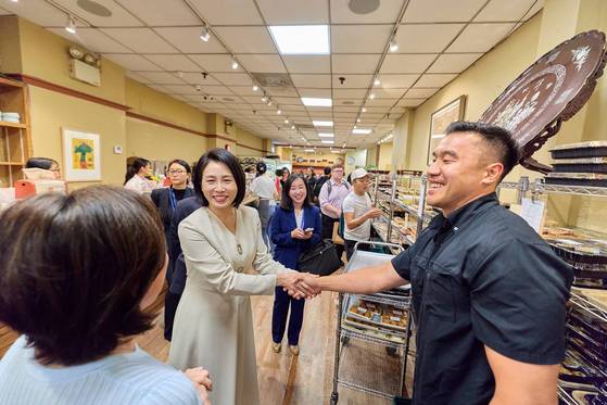 김혜경 여사가 23일(현지 시간) 미국 뉴욕 코리아타운 한 마트를 방문해 관계자들과 인사를 나누고 있다. 김현동 기자