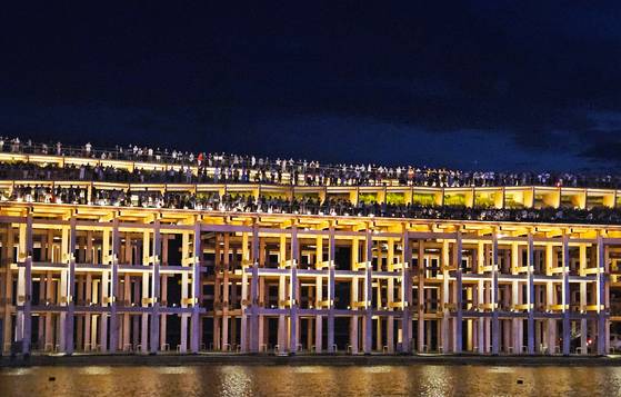 2025 오사카·간사이 엑스포 최고의 명물 그랜드 링. 오로지 나무로만 2㎞가 넘는 벽을 쌓았다. 손민호 기자