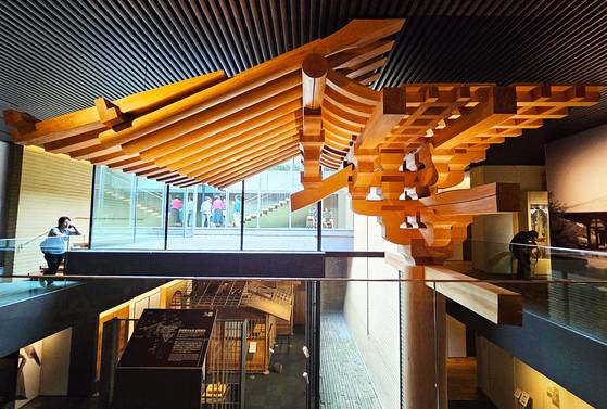 고베의 다케나카 목수박물관. 오사카·간사이 엑스포의 명물 그랜드 링 건축에 참여한 다케나카 공무점의 박물관이다. 못 하나 쓰지 않고 목조 건물을 제작하는 일본의 전통 기술을 확인할 수 있다. 손민호 기자