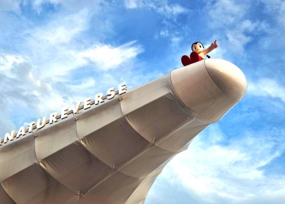 일본 파소나 그룹의 전시관. 아톰이 전시관 지붕에서 바다 건너 아와지시마를 가리키고 있다. 손민호 기자.