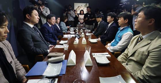지난 24일 서울 영등포구 한 식당에서 열린 교원노조 및 교원단체 오찬 간담회에서 최교진 부총리 겸 교육부 장관이 발언을 하고 있다. 뉴스1