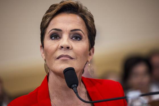 미국 글로벌미디어청(USAGM) 선임 고문인 카리 레이크가 지난 6월 25일(현지시간) 워싱턴DC 레이번 하우스 오피스 빌딩에서 열린 하원 외교위원회 청문회에서 증언하고 있다. 레이크가 기관을 맡은 뒤 미국의 소리(VOA)와 USAGM에서 약 1400명이 일자리를 잃은 것으로 알려졌다. EPA=연합뉴스