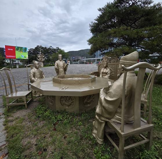 경북 경주화백컨벤션센터(HICO) 앞엔 신라 화백회의를 재현한 동상이 설치돼 있다. 신라 선덕여왕이 귀족들과 회의를 주관하는 모습이라고 한다. 심석용 기자