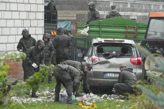 폴란드군이 10일(현지시간) 폴란드 루블린주에서 격추된 러시아 드론과 파손된 주택을 수습하고 있다. AP=연합뉴스