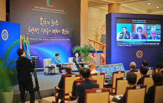 학교법인 경희학원이 9월 19일(금)과 20일(토) ‘제44회 유엔 세계평화의 날 기념 국제회의 Peace BAR Festival’을 개최했다. 19일 오전 진행한 특별대담에서 나오미 오레스케스 하버드대 석좌교수, 존 아이켄베리 프린스턴대 석좌교수, 조인원 경희학원 이사장은 현재의 위기를 진단하고 해법을 찾았다.