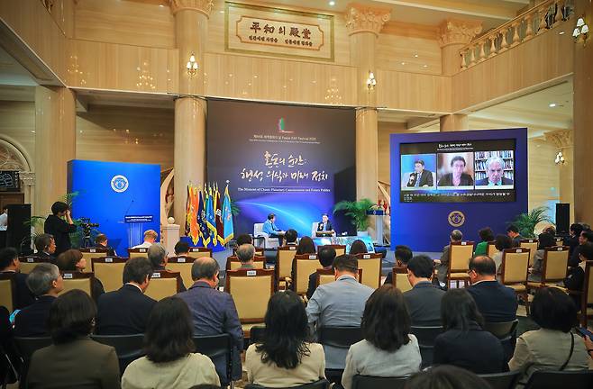 조인원 경희학원 이사장은 특별대담에서 지구적 난제의 근본적 원인을 ‘인간 중심적 사고’에서 찾았다. 그는 행성 의식을 내면화해야 지속 가능한 미래를 위한 정치적 해법이 나올 수 있다고 주장했다.