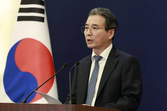 김용범 대통령실 정책실장이 24일(현지시간) 미국 뉴욕 유엔본부에서 이재명 대통령과 스콧 베선트 미국 재무장관 면담 관련 브리핑을 하고 있다. 연합뉴스