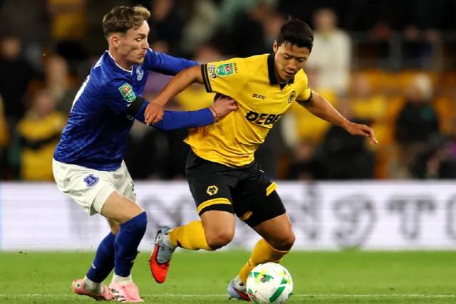 ▲ 울버햄튼 원더러스 FC 황희찬이 24일(한국 시간) 잉글랜드 울버햄튼 몰리뉴 스타디움에서 열린 에버턴 FC와 2025-2026 EFL컵 32강에서 드리블을 시도하고 있다.    울버햄튼 원더러스 FC 홈페이지 캡처