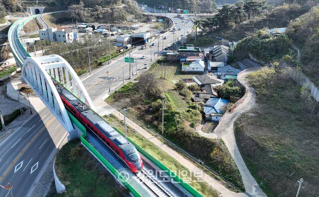 ▲ 삼척-포항간 고속철도 개통을 앞두고 시험운행이 진행되고 있는 가운데 포항역을 출발한 고속열차가 삼척역으로 들어오고 있다. 김정호 [강원도민일보 자료사진]&nbsp;