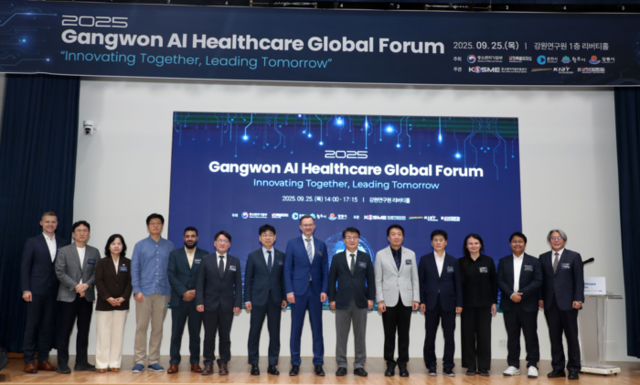 ▲ 강원도는 25일 강원연구원에서 여중협 도 행정부지사, 타넬 셉(Tanel Sepp) 주한 에스토니아 대사 내정자, AI 헬스케어 관련 유관기관 및 병원 관계자, 특구사업자 등 100여 명이 참석한 가운데 ‘2025 강원 AI 헬스케어 글로벌 포럼’을 개최했다. 강원도 제공