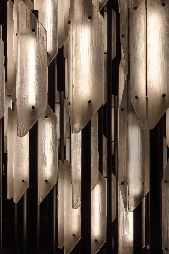 리 브룸의 기념비적인 조형 조명 설치물 ‘비콘’. / 사진. © Luke Hayes