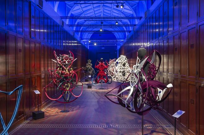 오카자키 류노스케는 곡선이 복잡하게 결합된 형태의 의상 ‘조몬조몬’을 공개했다. / 사진. © Victoria and Albert Museum, London