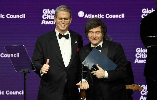 하비에르 밀레이 아르헨티나 대통령(우측)이 24일(현지시간) 뉴욕에서 열리는 유엔 총회 기간에 함께 개최된 애틀랜틱카운슬 행사에서 스콧 베선트 재무장관으로부터 글로벌시티즌 상을 받고 있다. / 사진=AFP