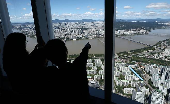 서울 송파구 서울스카이 전망대에서 바라본 아파트 단지 모습. 사진=뉴스1