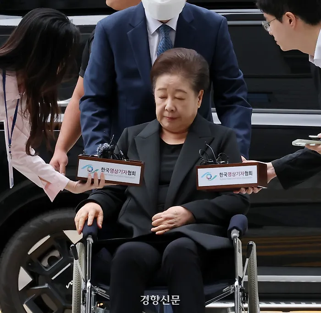 한학자 통일교 총재가 22일 구속 영장 심사를 받기 위해 서울 서초구 서울중앙지방법원으로 출석하고 있다. 성동훈 기자