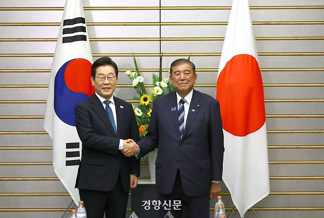 이재명 대통령이 지난 8월23일 일본 도쿄 나가타초 총리관저에서 열린 한·일 공동언론발표에서 이시바 시게루 총리와 악수하고 있다. 김창길 기자