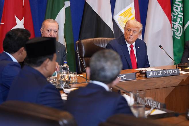 도널드 트럼프 미국 대통령이 23일(현지시간) 뉴욕에서 열린 유엔총회 기간 중 카타르, 요르단, 튀르키예, 파키스탄, 인도네시아, 이집트, 아랍에미리트, 사우디아라비아 정상들과 다자 회담에 참석하고 있다. AP연합뉴스