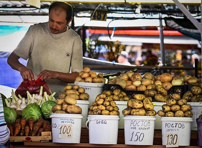 모스크바의 한 시장에서 상인이 채소를 팔고 있다. AFP연합뉴스