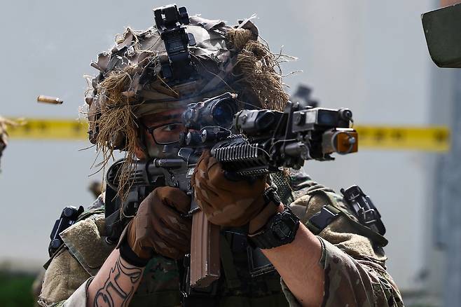 25일 강원도 인제군 육군 과학화훈련단(KCTC) 도시지역훈련장에서 열린 제3회 국제 과학화전투 경연대회(K-ICTC)에서 다국적 연합군 장병들이 경계지역 전투를 벌이고 있다. 2025.9.25 사진공동취재단