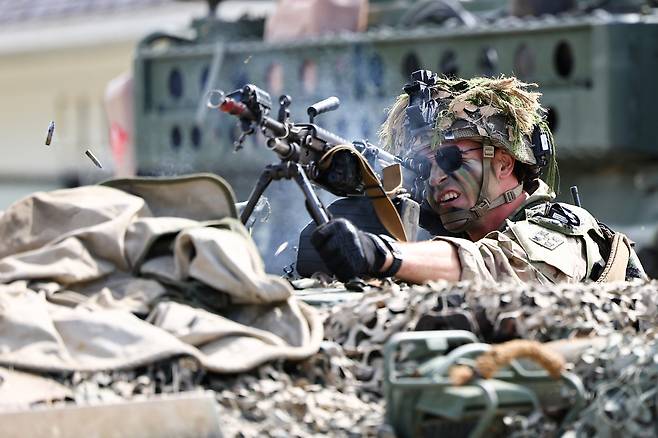 25일 강원도 인제군 육군 과학화훈련단(KCTC) 도시지역훈련장에서 열린 제3회 국제 과학화전투 경연대회(K-ICTC)에서 다국적 연합군 장병들이 경계지역 전투를 벌이고 있다. 2025.9.25 사진공동취재단