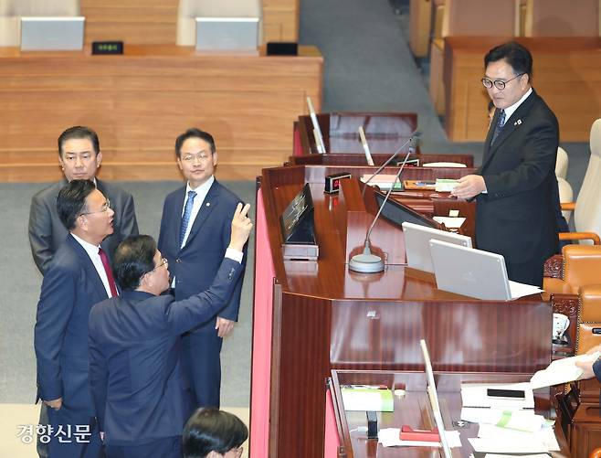우원식 국회의장(오른쪽)이 25일 국회 본회의에서 공공기관운영법 개정안의 신속처리안건(패스트트랙) 지정 표결에서 명패와 투표수가 불일치하자 여야 원내대표와 원내수석에게 국회법을 설명하고 있다. 박민규 선임기자