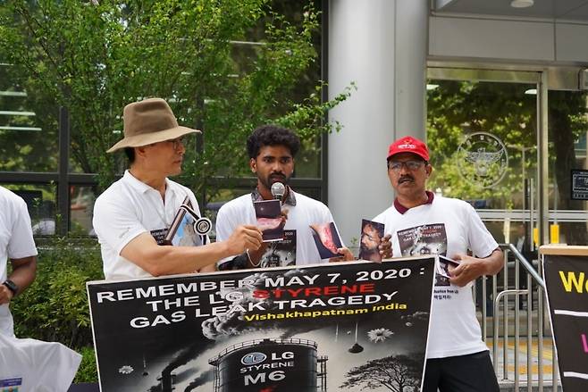 LG화학 인도 공장 가스누출 사고로 전신에 심각한 피부화상을 입은 카나지(Kannaji)가 피해를 증언하고 있다. 환경보건시민센터 제공