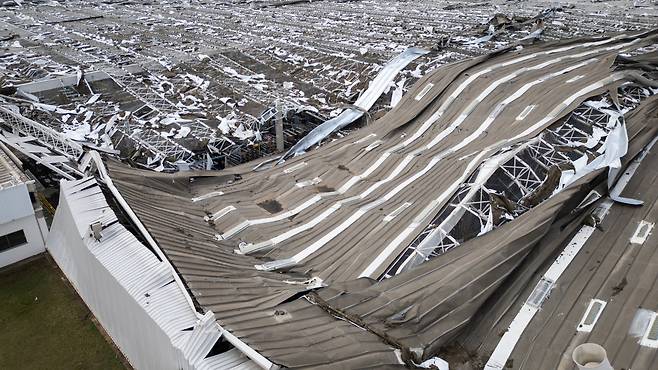 폭풍우에 무너진 공장 24일(현지시간) 브라질 상파울루주 포르투펠리스의 도요타 엔진 공장이 폭풍우로 무너져 내렸다. 도요타는 이 공장에서 생산을 중단할 것이라고 발표했다.  EPA연합뉴스