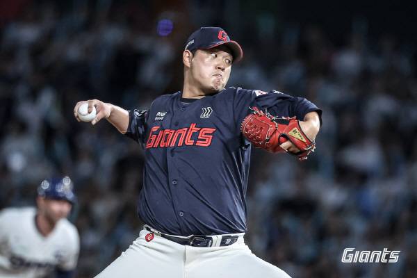 롯데 선발 나균안이 팔꿈치 불편감으로 1군 엔트리에서 말소됐다. 남은 기간 롯데는 선발진 운영에 난항을 겪을 전망이다. 롯데 자이언츠 제공