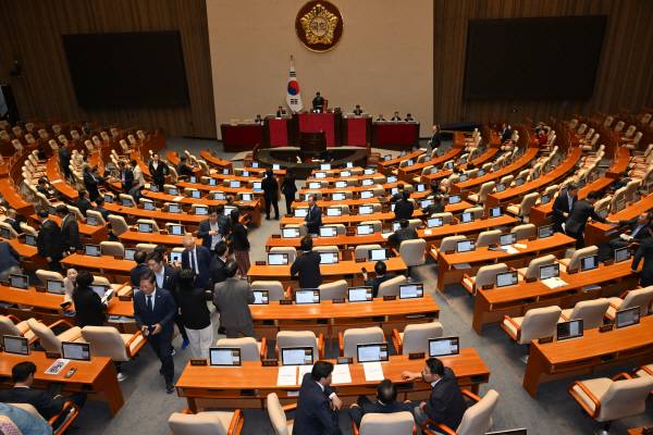 검찰청 폐지 등을 골자로 한 정부조직법 등 4개 주요 법안이 국회에 상정돼 필리버스터가 시작하자 더불어민주당 의원들이 퇴장하고 있다.