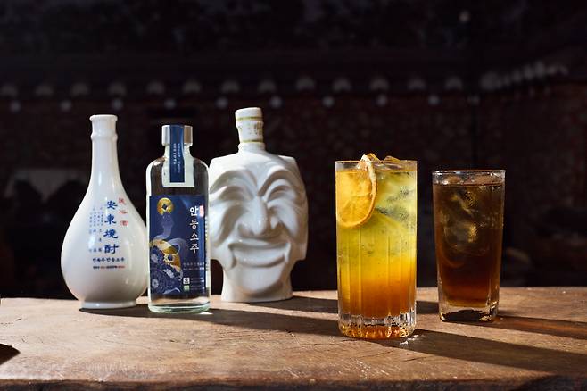 Andong Soju bottles and cocktails made with Andong Soju [KORAIL TOURISM DEVELOPMENT]