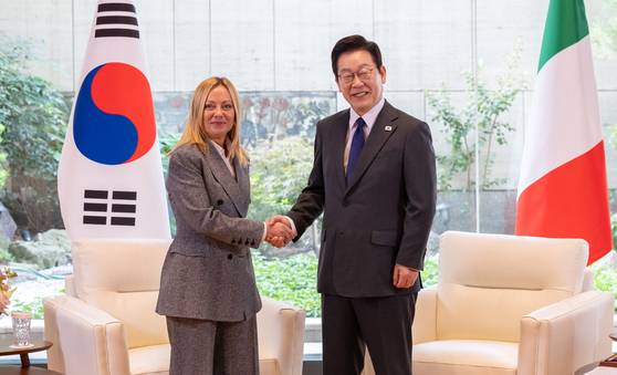 President Lee Jae Myung, right, shakes hands with Italian Prime Minister Giorgia Meloni during their summit at the Permanent Mission of the Republic of Korea to the United Nations in New York on Sept. 24. [JOINT PRESS CORPS]