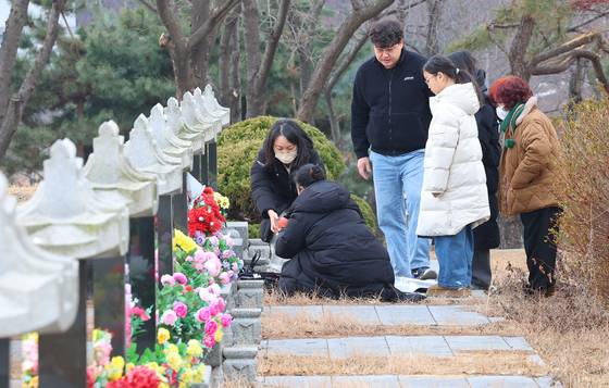 Mourners pay respects at Incheon Family Park in Incheon on Jan. 19. [YONHAP]