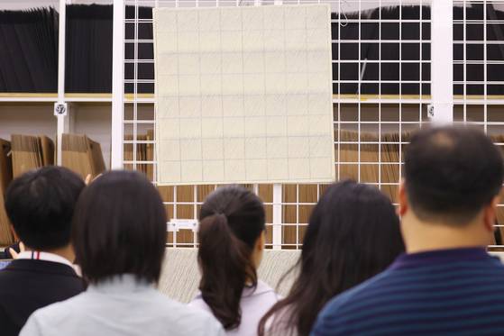 "Ecriture No. 6-67" (1967), Park Seo-bo's first work in his extensive "Ecriture" series using pencils, is being displayed to reporters at the Park Seo-bo Foundation in Mapo District, western Seoul, on Sept. 24. [YONHAP]