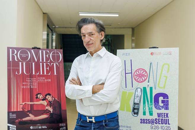 셉팀 웨버 예술감독이 24일 서울 서초구 한국예술종합학교 서초동 캠퍼스에서 인터뷰를 앞두고 공연 포스터 옆에서 포즈를 취하고 있다.     (c)PRM