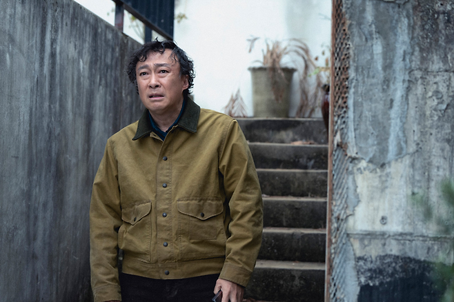 영화 '어쩔수가없다' 한 장면. 배우 이성민은 이 작품에서 강원대 제지공학과 출신으로 제지업에 대한 애정을 드러낸다. CJ ENM 제공