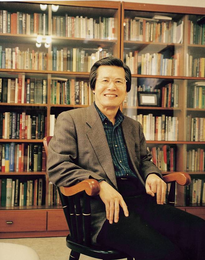 옥한흠 목사가 교회 내 서재에 앉아 미소짓고 있는 모습. 국민일보DB