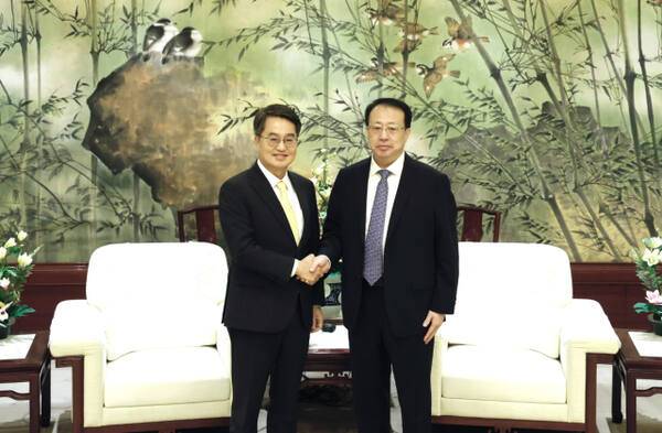 김동연 경기도지사는 25일 궁정(龚正) 상하이 시장을 만나 우호 협력 업무협약(MOU)을 한 후 기념촬영을 하고 있다. 경기도 제공